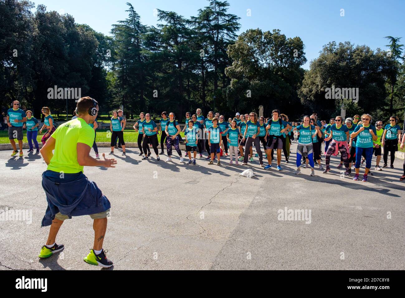 Attività di gruppo all'aperto, gruppi di persone che si allenano all'aperto al Parco di Villa Borghese, al parco cittadino, Roma, Italia Foto Stock