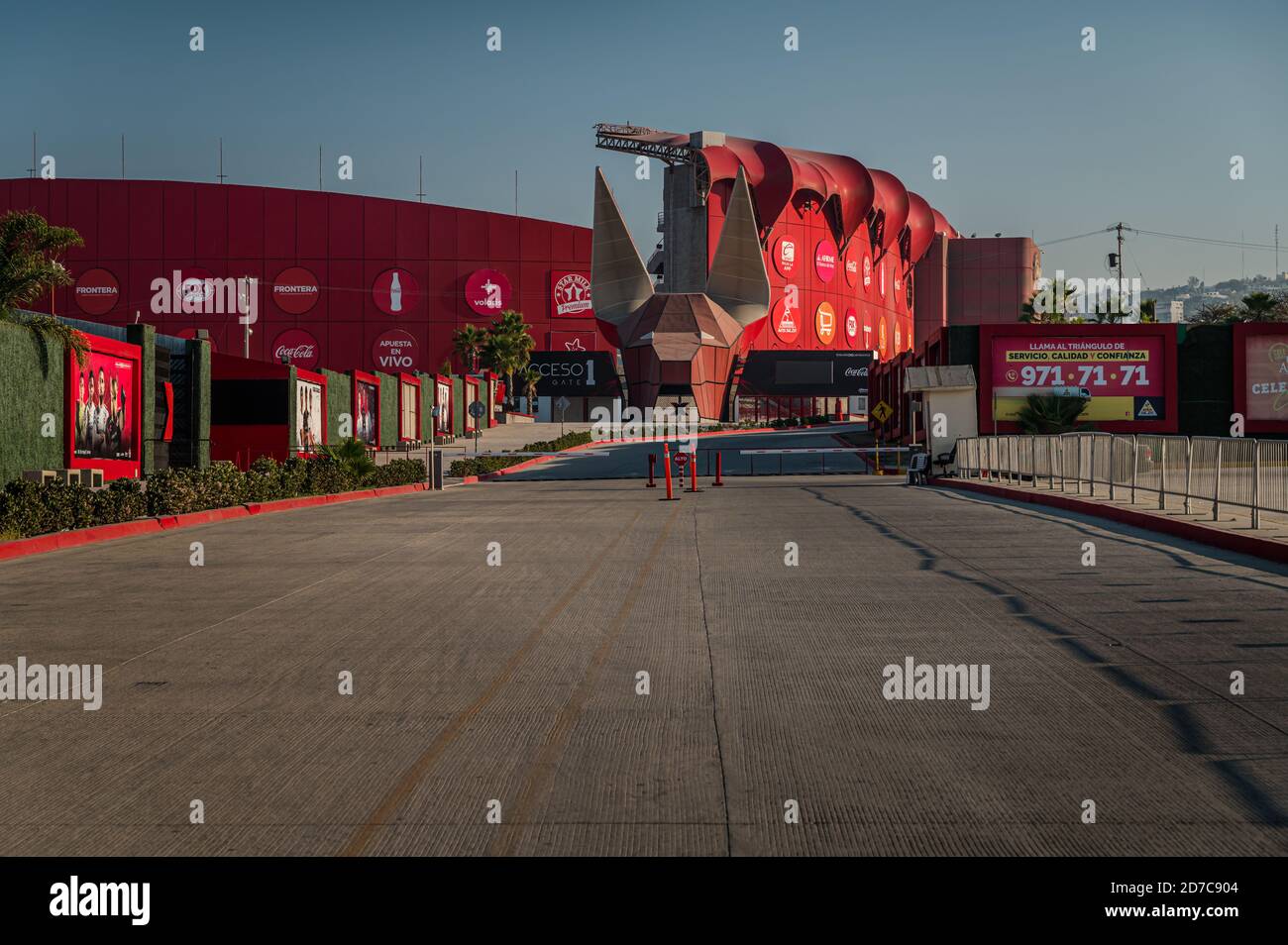 Nuovo moderno stadio di calcio rosso a Tijuana, Messico. Foto Stock