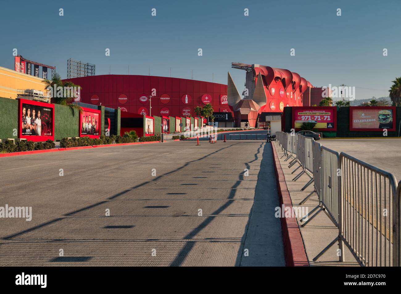 Nuovo moderno stadio di calcio rosso a Tijuana, Messico. Foto Stock