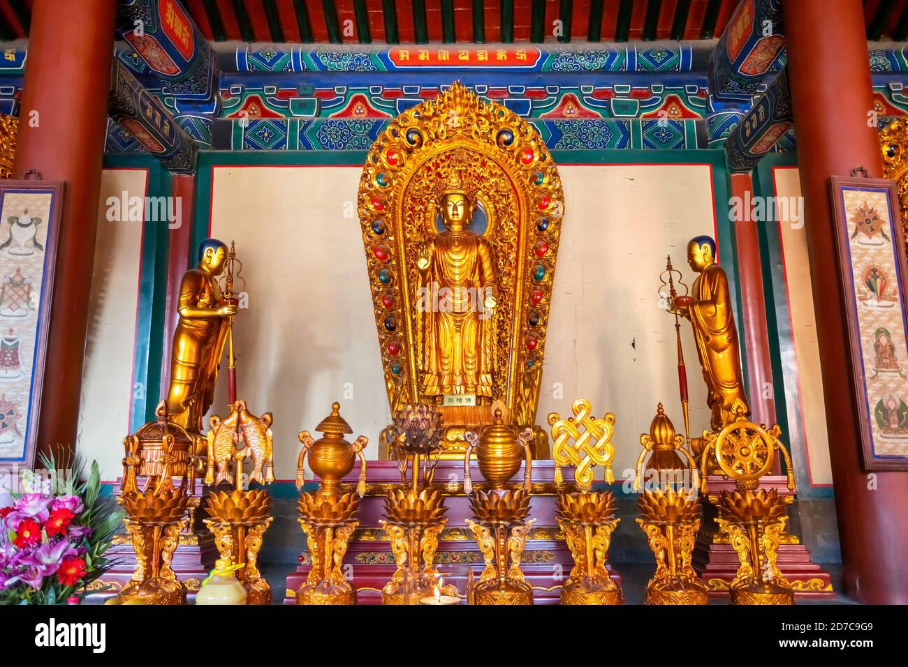 Pechino, Cina - Gen 12 2020: Statua religiosa al Tempio lama di Yonghegong - il Palazzo della Pace e dell'armonia Foto Stock