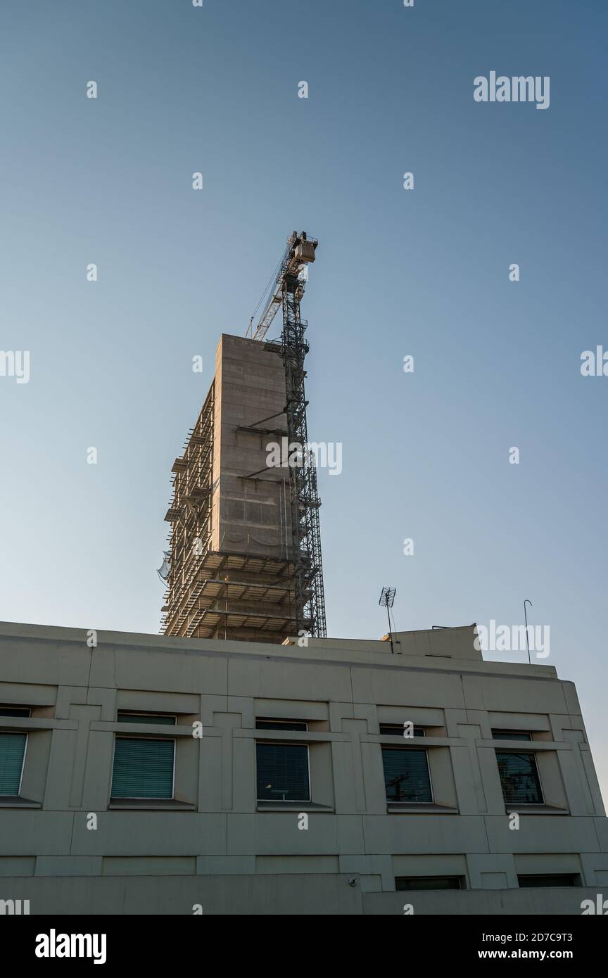 Nuova costruzione alta con gru Foto Stock