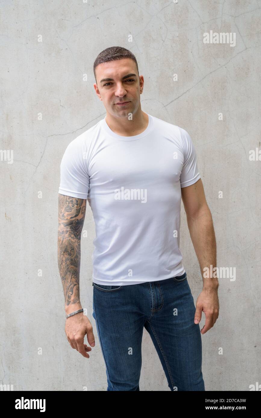 Ritratto di bell'uomo con tatuaggi guardando la macchina fotografica Foto Stock