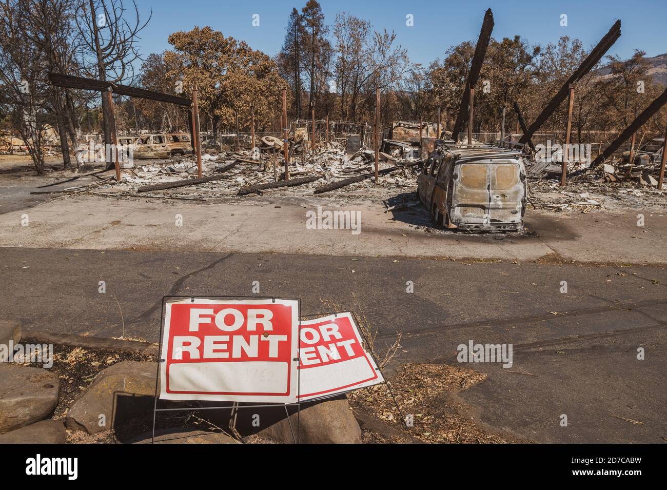 Per il segno di affitto da Burned out mobile home Park in Oregon Foto Stock