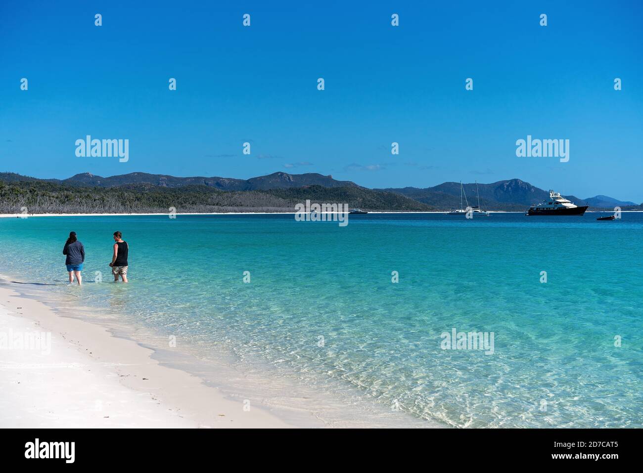 WHITSUNDAYS, AUSTRALIA - 24 AGOSTO: Turisti che si godono le acque blu limpide e la sabbia bianca di silicio di Whitehaven Beach nel Whitsunday Passage, Que Foto Stock