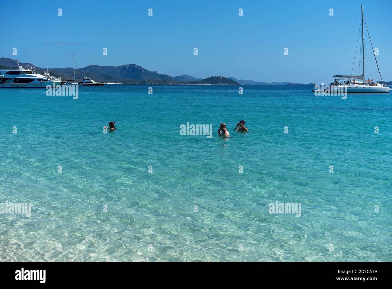 WHITSUNDAYS, AUSTRALIA - 24 AGOSTO: Turisti che si godono le acque blu limpide e la sabbia bianca di silicio di Whitehaven Beach nel Whitsunday Passage, Que Foto Stock