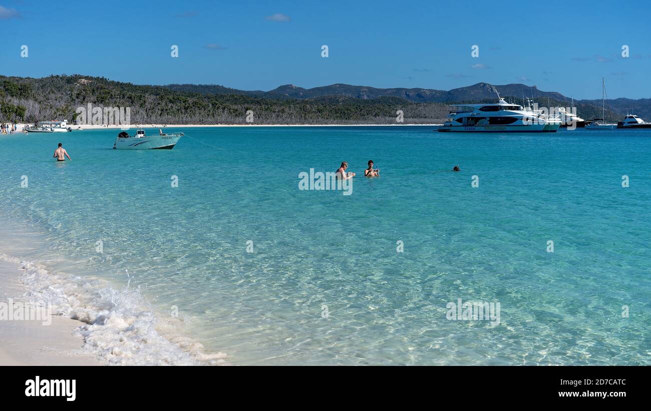 WHITSUNDAYS, AUSTRALIA - 24 AGOSTO: Turisti che si godono le acque blu limpide e la sabbia bianca di silicio di Whitehaven Beach nel Whitsunday Passage, Que Foto Stock