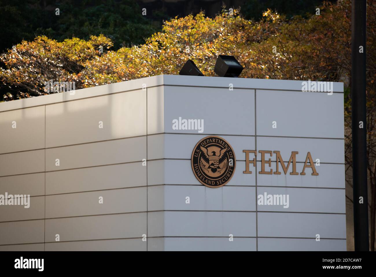 Washington, Stati Uniti. 21 Ott 2020. Una visione generale del logo della Federal Emergency Management Agency (FEMA) degli Stati Uniti vicino alla sua sede centrale a Washington, DC, il 21 ottobre 2020 in mezzo alla pandemia del coronavirus. Come confermato dalla COVID-19, i casi continuano a crescere rapidamente in una nuova ondata di casi a livello nazionale, il presidente Donald Trump e l'ex vice presidente Joe Biden si preparano per l'ultimo dibattito presidenziale di domani, a meno di due settimane dalle elezioni. (Graeme Sloan/Sipa USA) Credit: Sipa USA/Alamy Live News Foto Stock