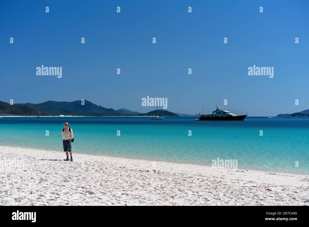 WHITSUNDAYS, AUSTRALIA - 24 AGOSTO: Turista maschile con zaino godendo il paesaggio e la sabbia bianca di silicio di Whitehaven Beach nel Whitsunday Pas Foto Stock