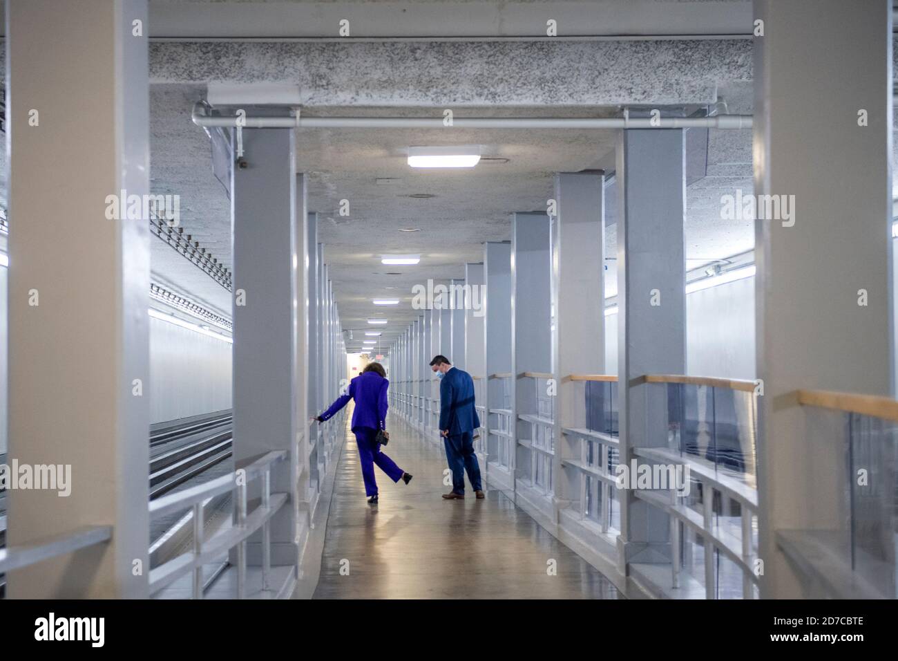 La senatrice degli Stati Uniti Dianne Feinstein (Democratica della California) attraversa il tunnel della metropolitana del Senato a seguito di un voto al Campidoglio degli Stati Uniti a Washington, DC, mercoledì 21 ottobre 2020. Credito: Rod Lammey/CNP /MediaPunch Foto Stock