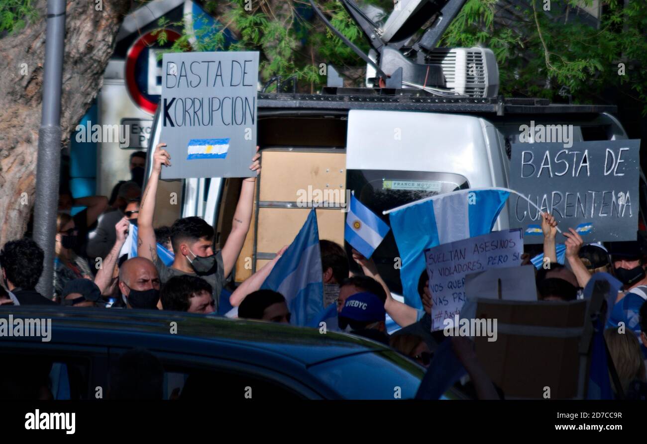 2020-10-12, Mendoza, Argentina: Un uomo ha un segno che recita "No More Korrupt", scritto erroneamente per fare riferimento alla vicepresidenza Cristina Kirchner. Foto Stock