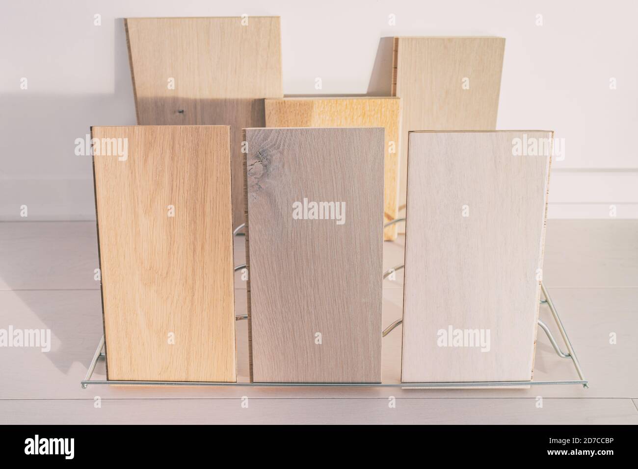 Campioni di pavimento in legno duro al deposito di pavimentazione. Visualizzazione di una selezione di pavimenti in legno duro con diverse tinte, rovere grigio, acero naturale per la casa Foto Stock
