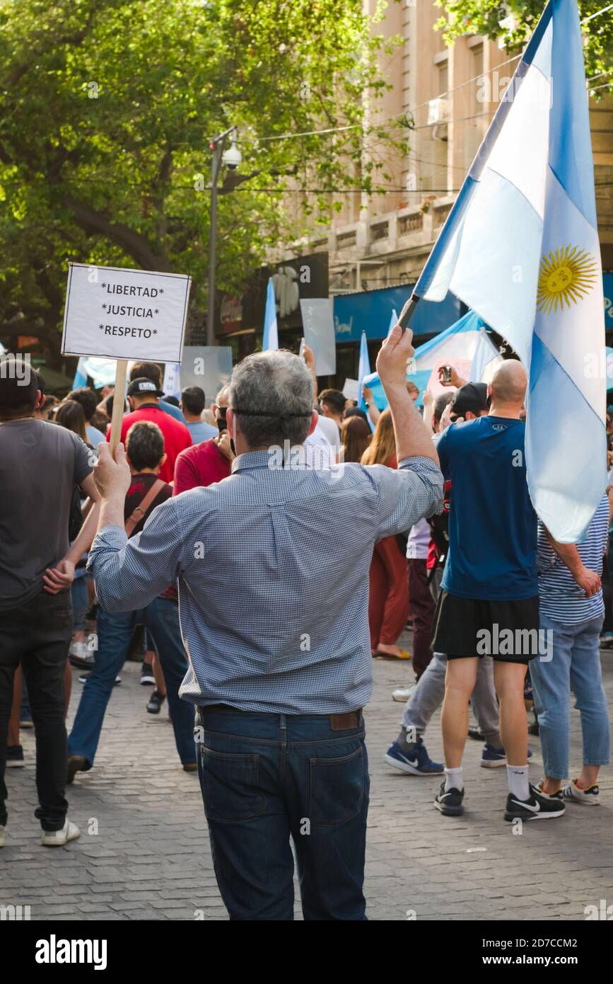 2020-10-12, Mendoza, Argentina: Durante una protesta contro il governo nazionale, un uomo ha un segno la legge 'libertà. Giustizia. Rispetto." Foto Stock