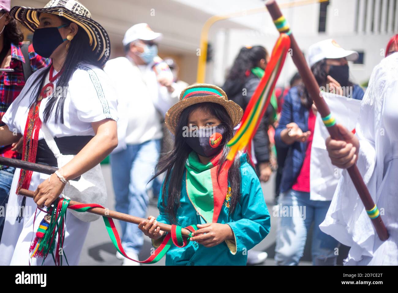 Bogotà, Colombia. 21 Ott 2020. 21 ottobre 2020: Una ragazza indigena che protesta contro il governo nazionale e respinge i massacri e l'omicidio dei leader sociali a Bogotà. Credit: Daniel Garzon Herazo/ZUMA Wire/Alamy Live News Foto Stock