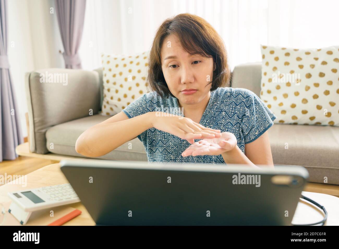 Donna asiatica di 30-35 anni utilizzando tablet, guardando la lezione Lingua dei segni corso online comunicare da conferenza video chiamata da casa, e-learning desson Foto Stock