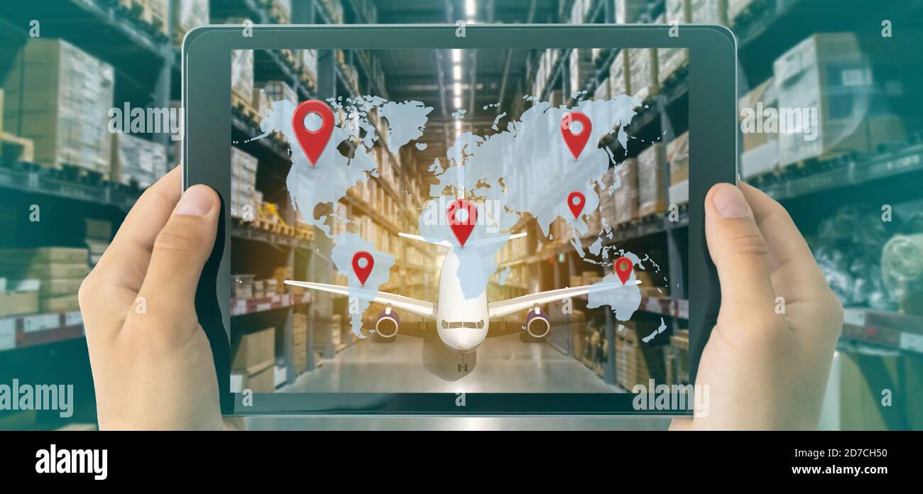 Iot smart retail nel futuristico concetto, il dettagliante tenere il tablet e utilizzare la realtà aumentata technology monitor dati di fuori di accantonare, prezzo, pl Foto Stock