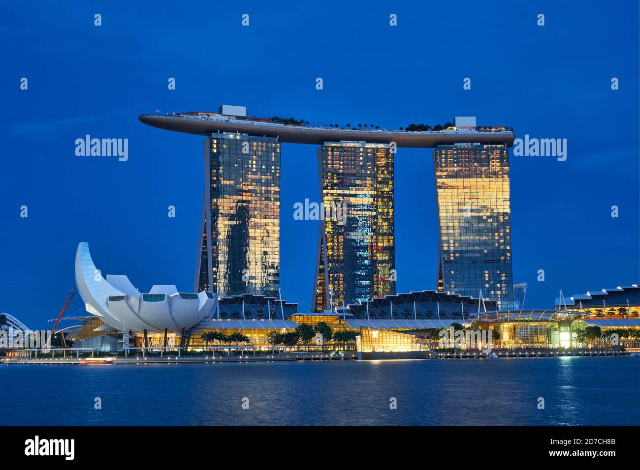 L'iconico Marina May Sands Hotel al crepuscolo serale, visto dal Ponte Jubilee sul lato opposto di Marina Bay; Singapore Foto Stock