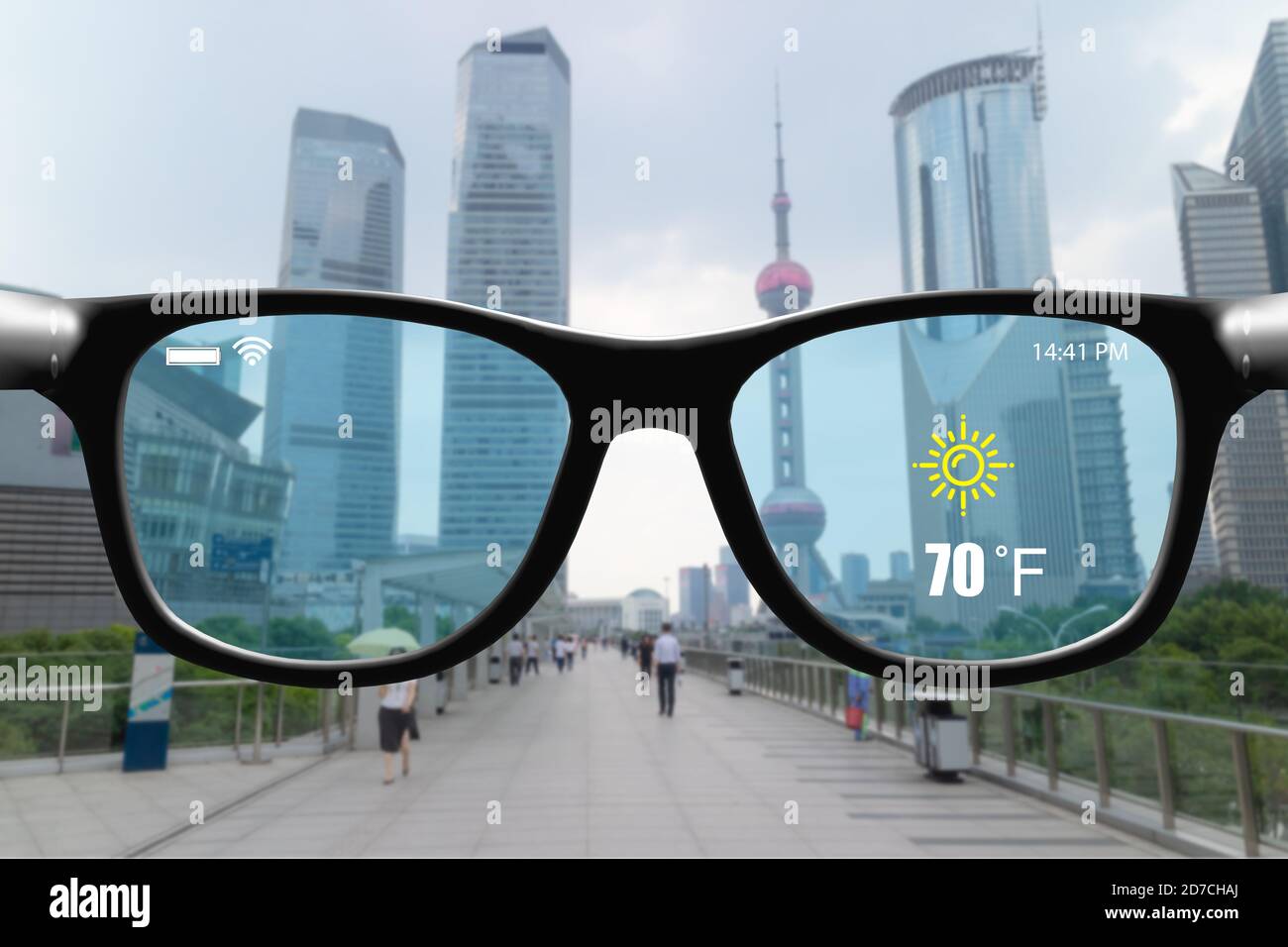 Il concetto di tendenza di tecnologia futuristica in glasses.business intelligente uomo può ottenere sperimenta con gli occhiali intelligenti che hanno aumentato la realtà mentre lavoro tra Foto Stock