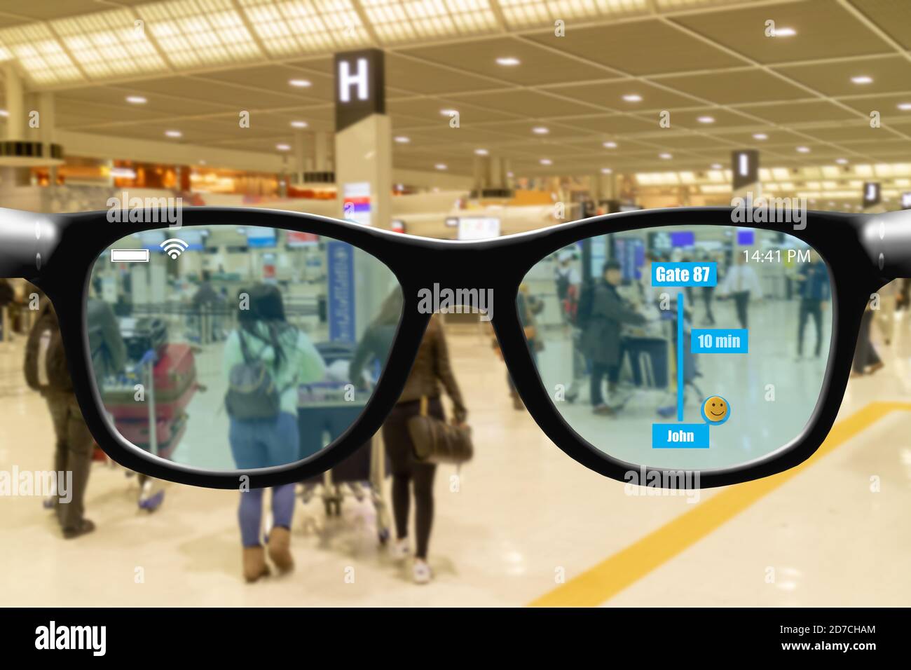Il concetto di tendenza tecnologica futuristica di Smart glasses.user utilizza occhiali intelligenti con la realtà virtuale mista aumentata mentre si va in aeroporto ottenere il controllo dei dati Foto Stock