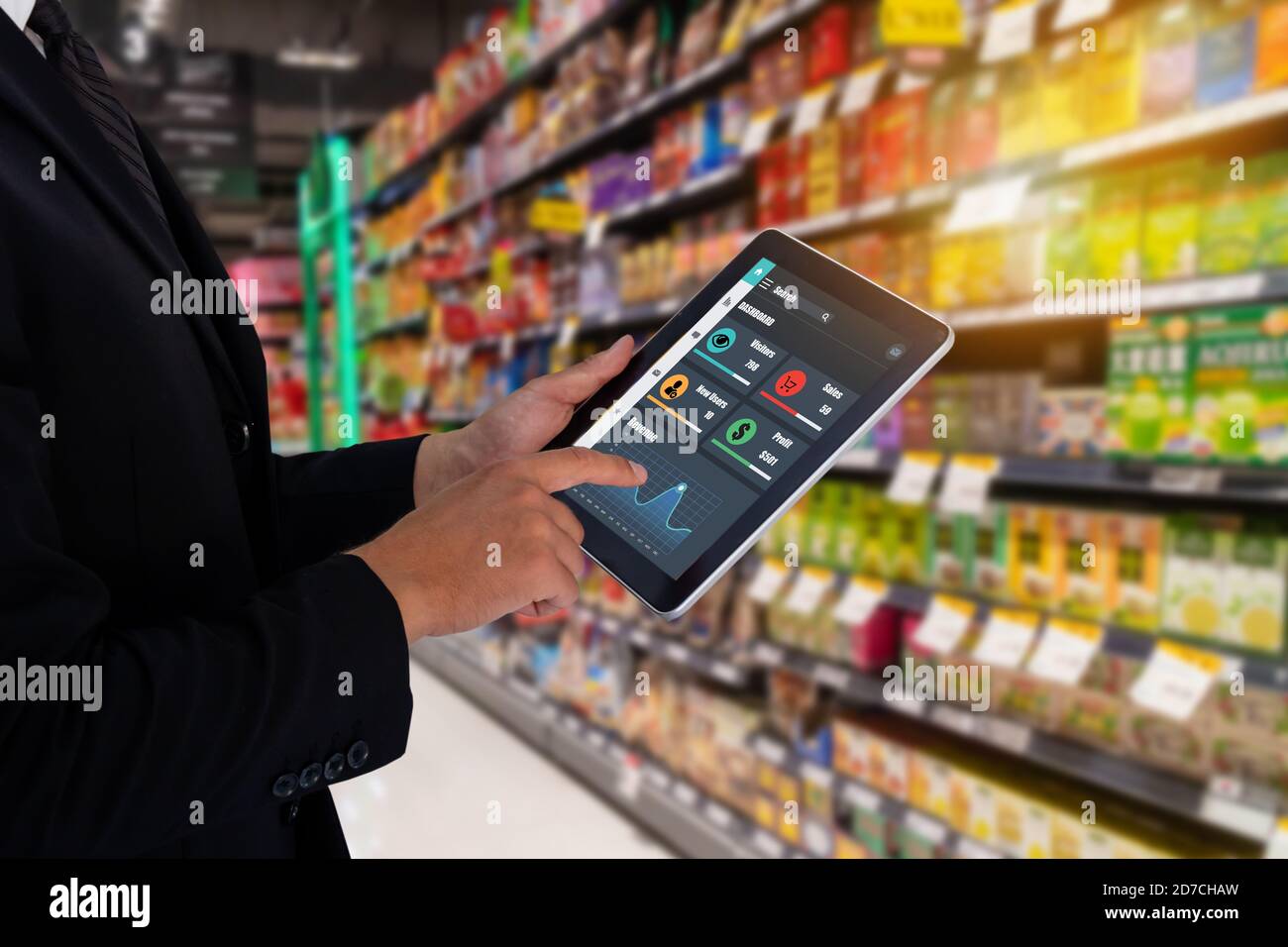 Iot smart retail nel futuristico concetto, il dettagliante tenere il tablet e utilizzare la realtà aumentata technology monitor dati di fuori di accantonare, prezzo, pl Foto Stock