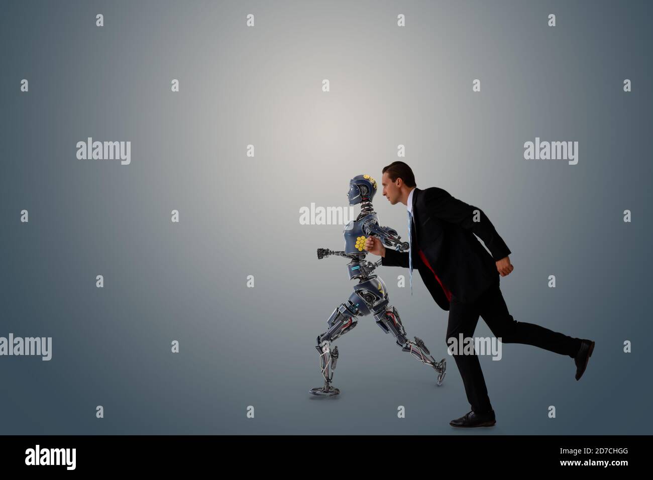 l'uomo d'affari cerca di fare una competizione, una corsa, una battaglia, una lotta con robot o intelligenza artificiale per combattere per lavoro, per caso, lavoro, per opportunità, ecc. Foto Stock