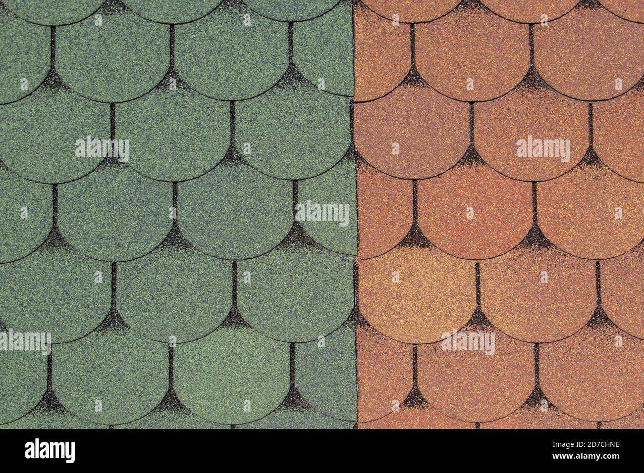 Due campioni di rivestimento bituminoso a grana unita per tetto con motivo in forma di piastrelle scaly di marrone e. colore verde con contorno nero Foto Stock