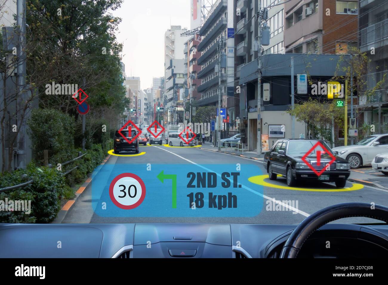 iot, concetti di auto intelligenti sull'Internet delle cose, display head-up (HUD). Auto uso realtà aumentata per mostrare la velocità, la navigazione, la distanza, l'allarme, betwe Foto Stock