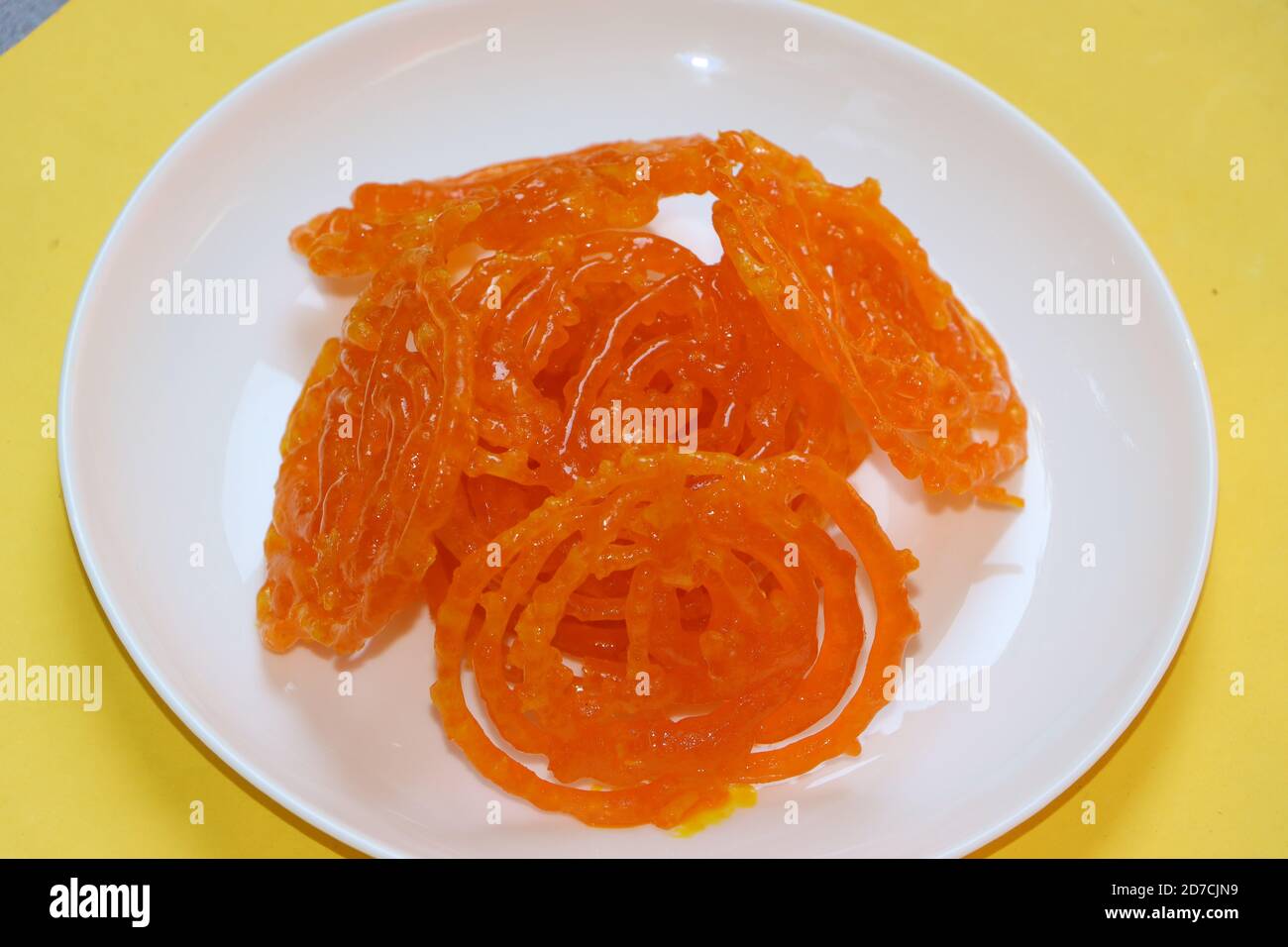 Jalebi o Jilbi o imarati, cibo dolce indiano fritto in puro ghee, fuoco selettivo, cibo Festival Foto Stock