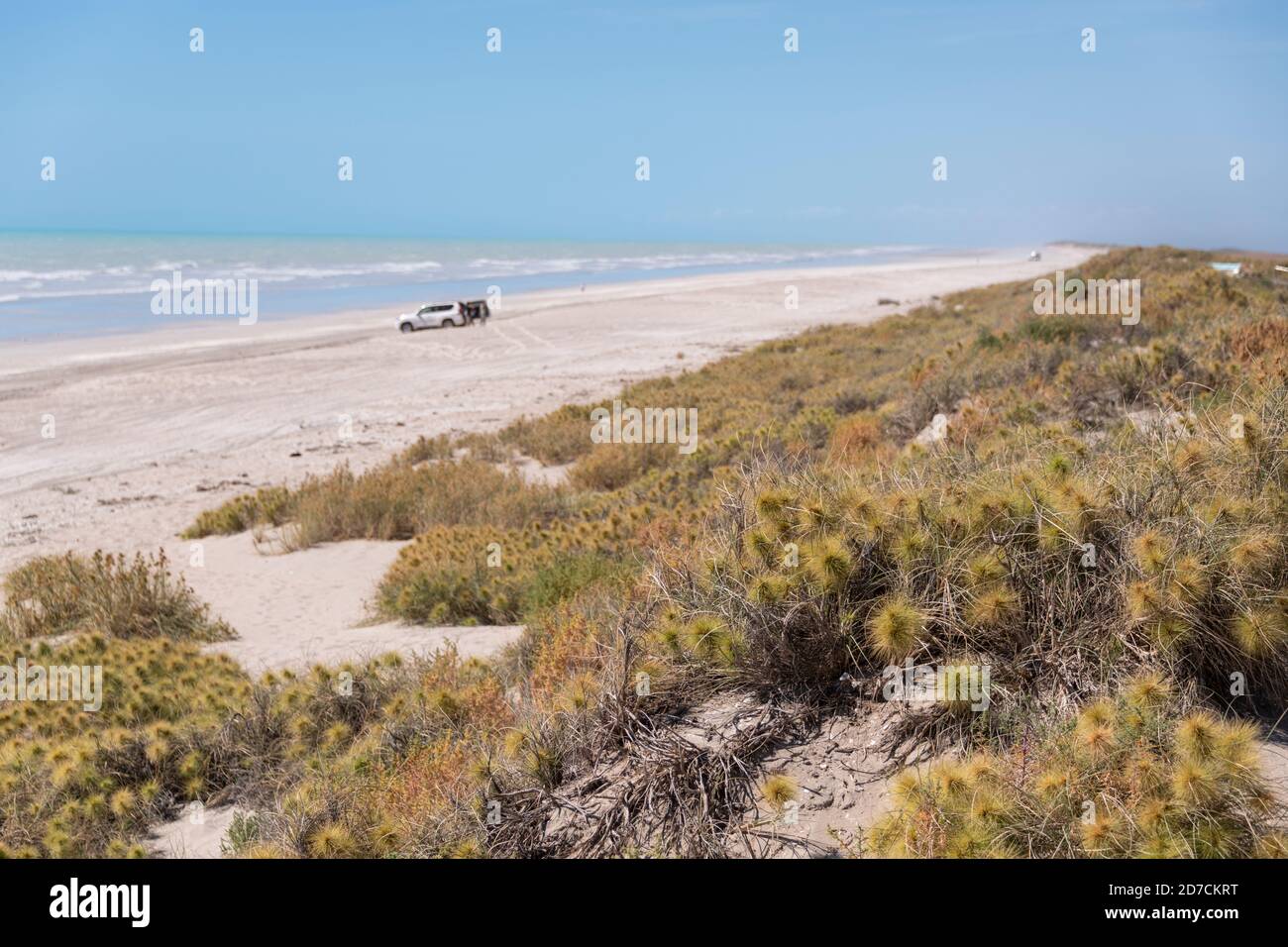 Veicoli su Eighty Mile Beach nel nord ovest dell'Australia occidentale con dune in primo piano. Foto Stock