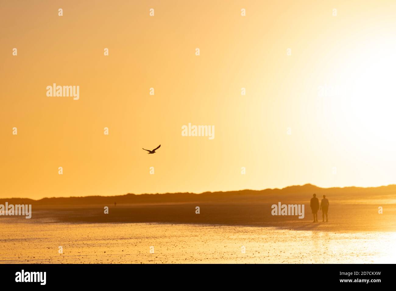 La gente cammina lungo Eighty Mile Beach nel nord ovest dell'Australia occidentale. Foto Stock