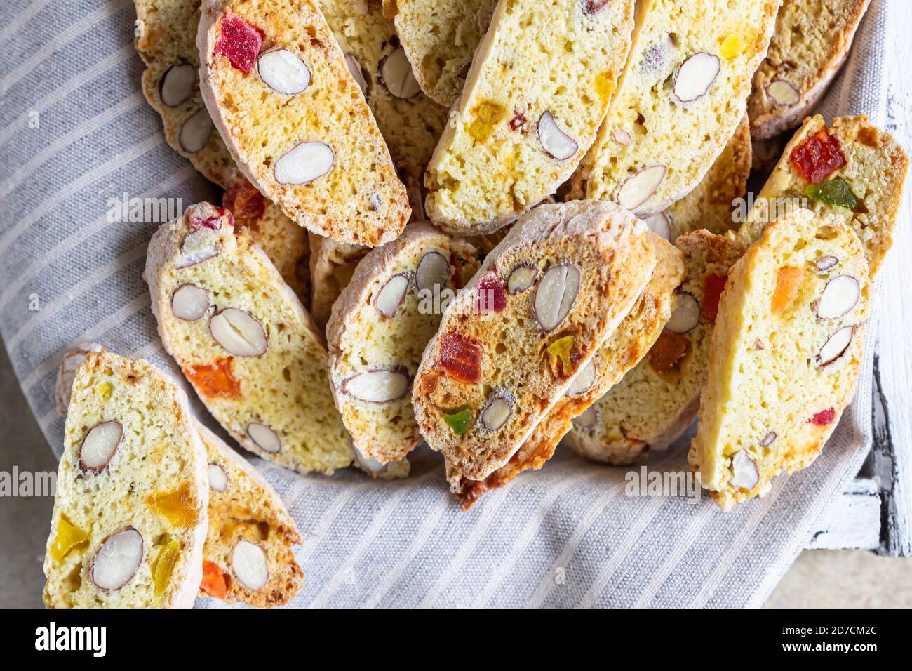 Biscotti italiani tradizionali biscotti biscotti, cantucci o cantuccini con mandorle e frutta secca. Foto Stock