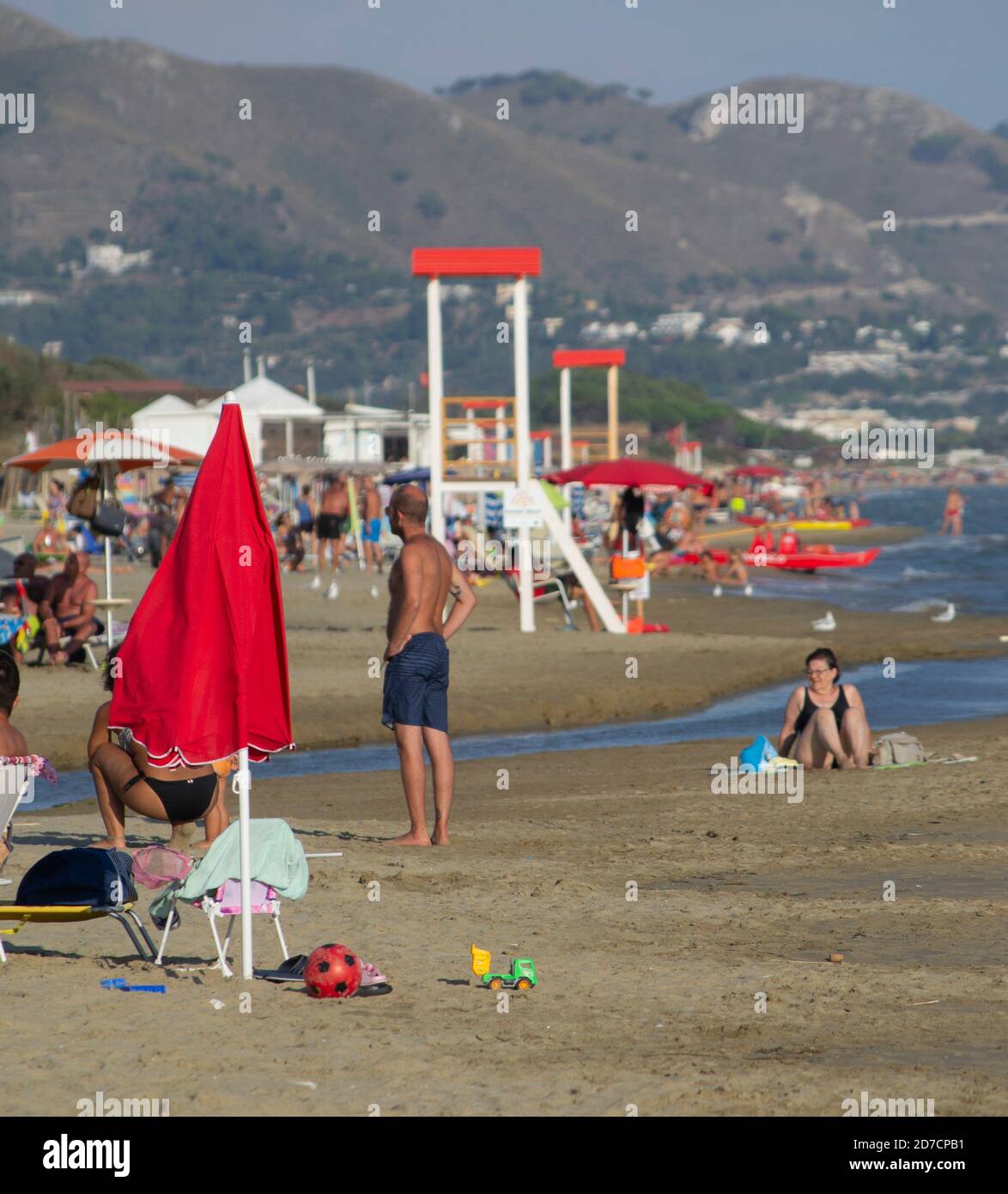 situazione tipica dell'estate 2020 con turisti piuttosto distanziati In una spiaggia libera della Costa di Ulisse Foto Stock