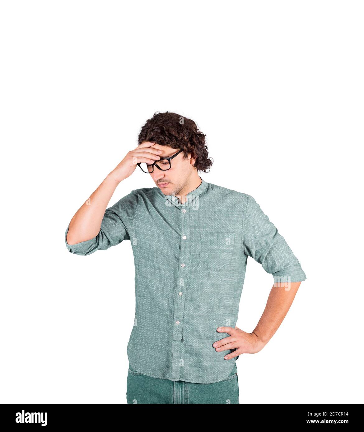 Uomo d'affari confuso, capelli lunghi ricci stile, tiene la mano alla fronte, gesto premuroso, guardando giù sospetto isolato su sfondo bianco con poliziotto Foto Stock