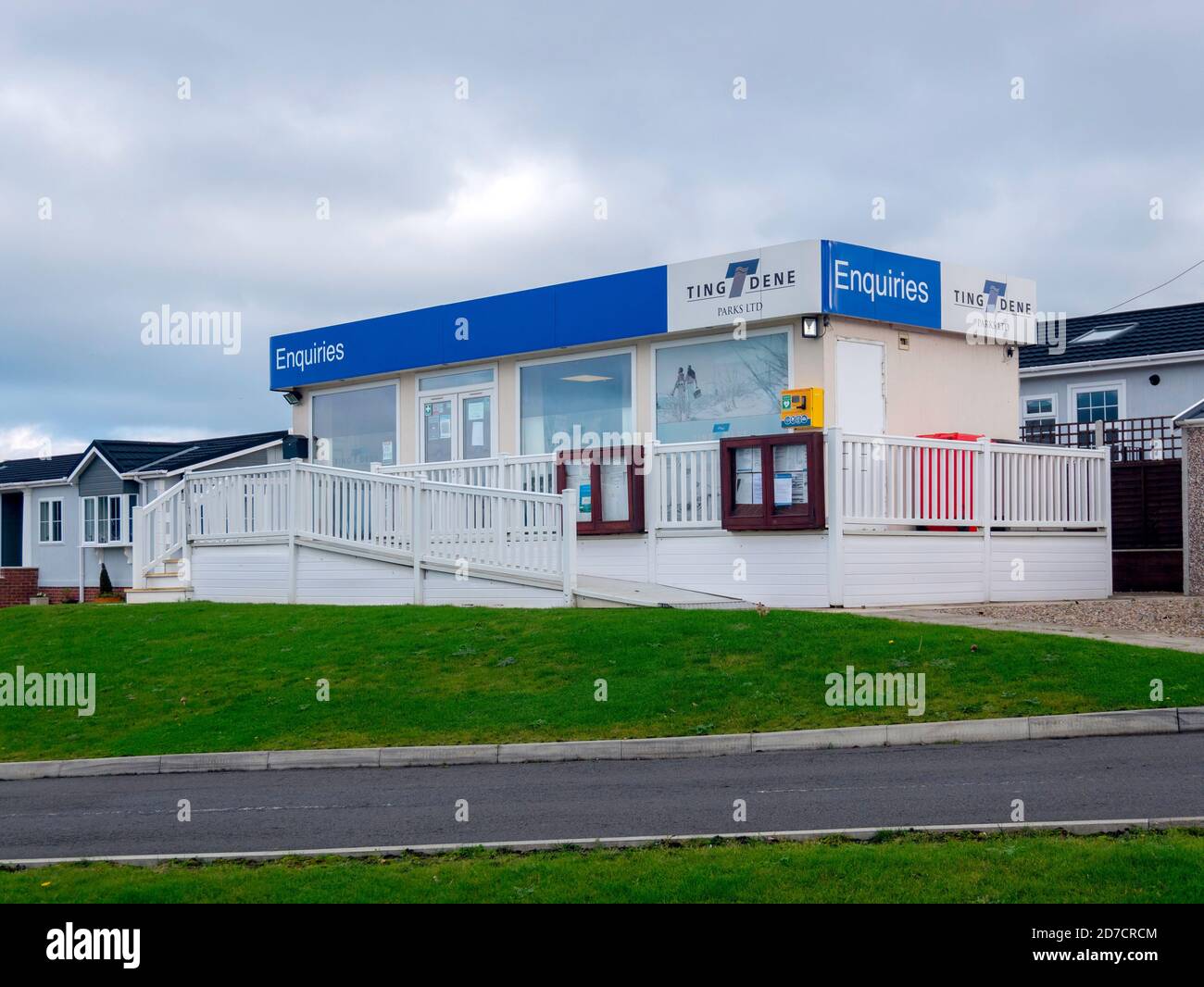 L'Ufficio Richieste a Hazelgrove parco residenziale con indipendente residenziale Case che sono costruite fuori luogo da Ting Dene Foto Stock