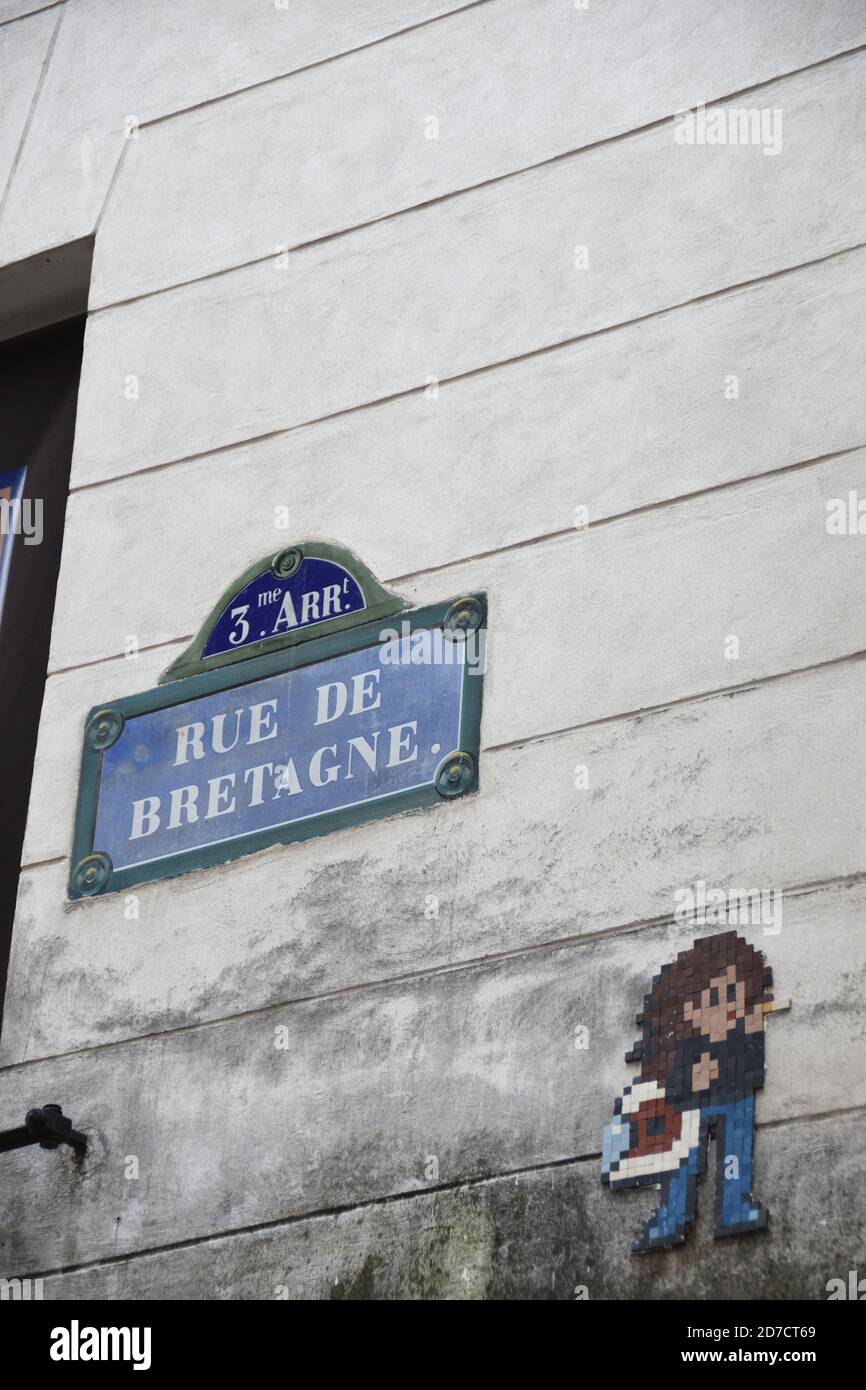 Parigi, Francia. Spazio Invader piastrelle in ceramica mosaici pixelated arte dal francese sconosciuto strada artista Invader. Foto Stock