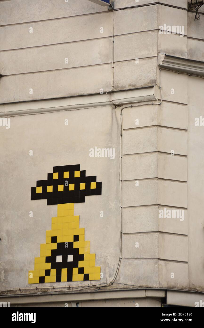 Parigi, Francia. Spazio Invader piastrelle in ceramica mosaici pixelated arte sulla parete da parte dello sconosciuto cittadino francese di strada artista Invader a le Marais. Foto Stock
