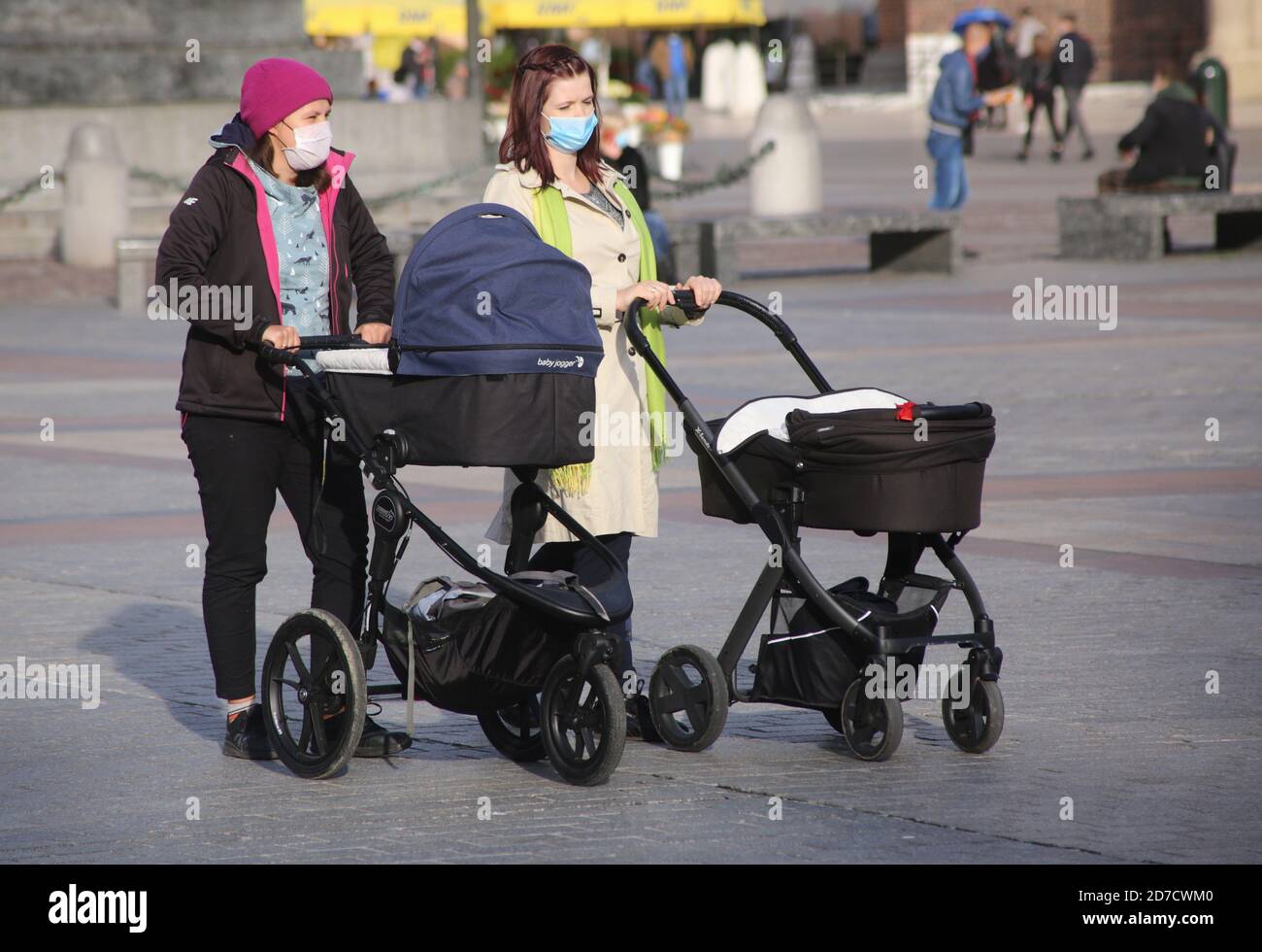Cracovia. Cracovia. Polonia. Seconda ondata di pandemia di coronavirus. Le restrizioni sono ritornate. Due giovani donne che spingono i passeggini. Foto Stock