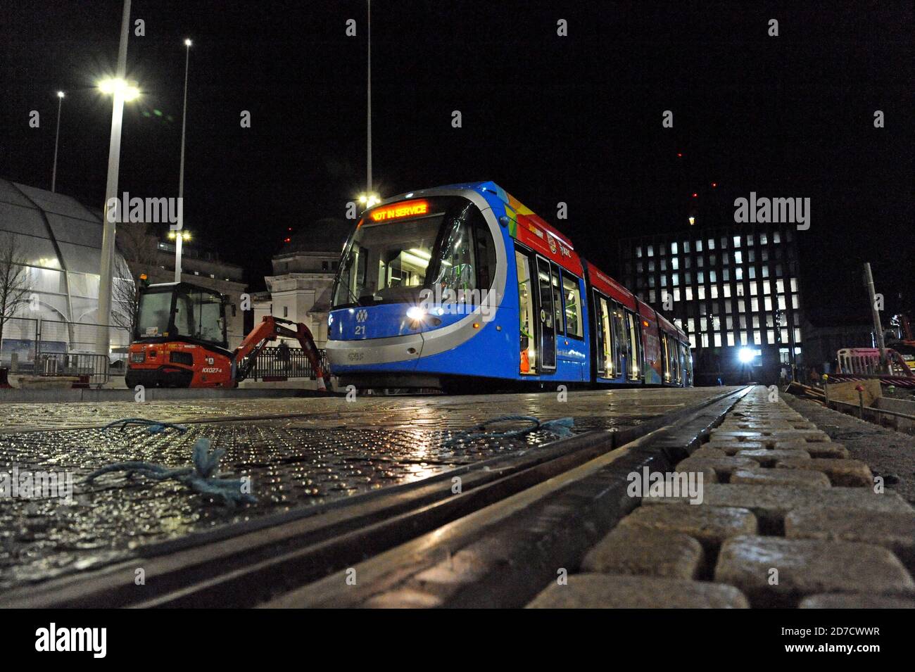 Test notturno dei primi tram a batteria del Regno Unito su una nuova sezione della rete di tram metropolitani delle West Midlands, Centenary Square, Birmingham 30/10/19 Foto Stock