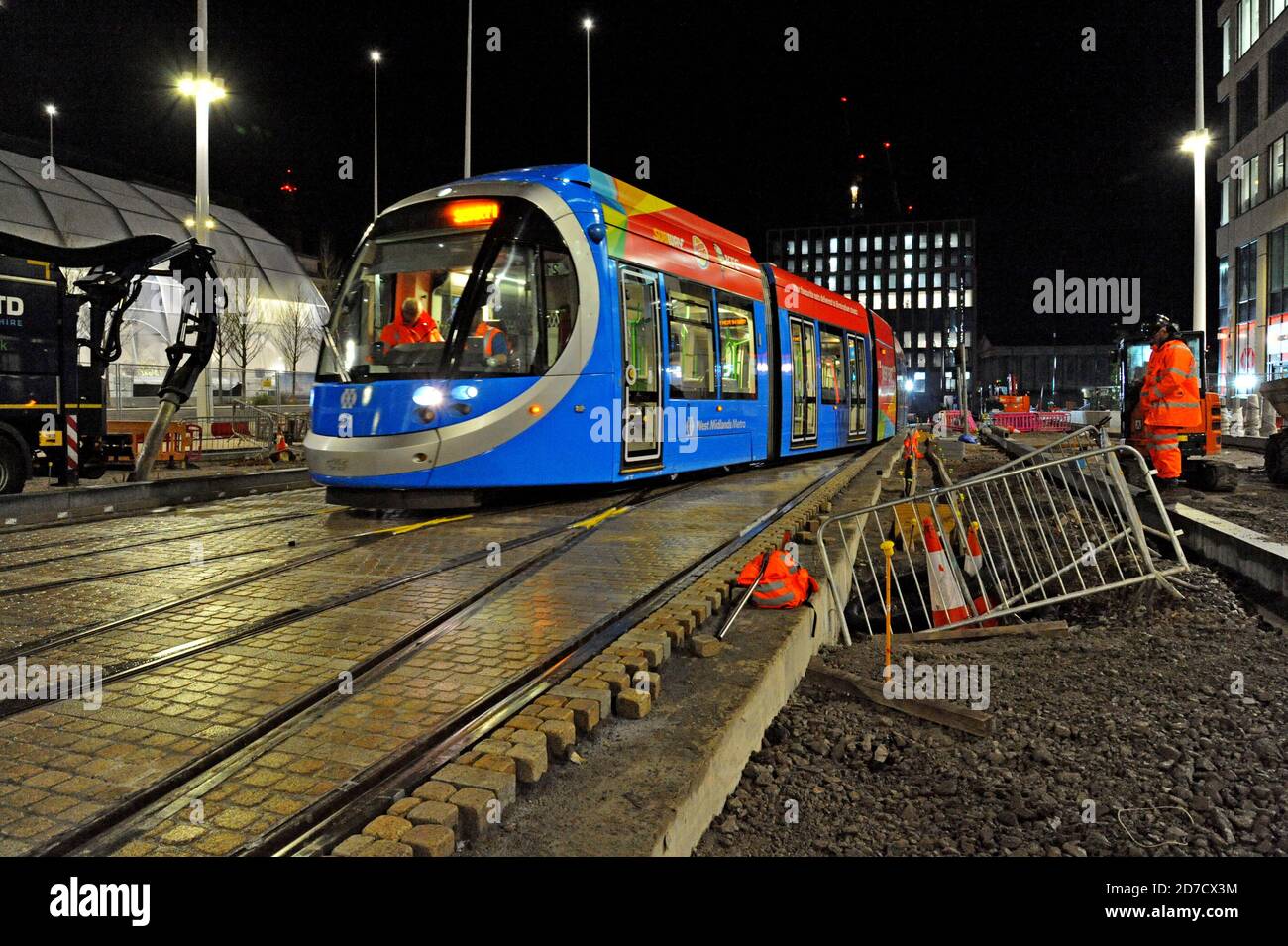 Test notturno dei primi tram a batteria del Regno Unito su una nuova sezione della rete di tram metropolitani delle West Midlands, Centenary Square, Birmingham 30/10/19 Foto Stock