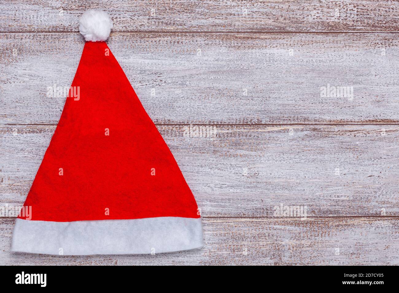 Mock up, cappello rosso Babbo Natale su sfondo di legno, carta di Natale  Foto stock - Alamy