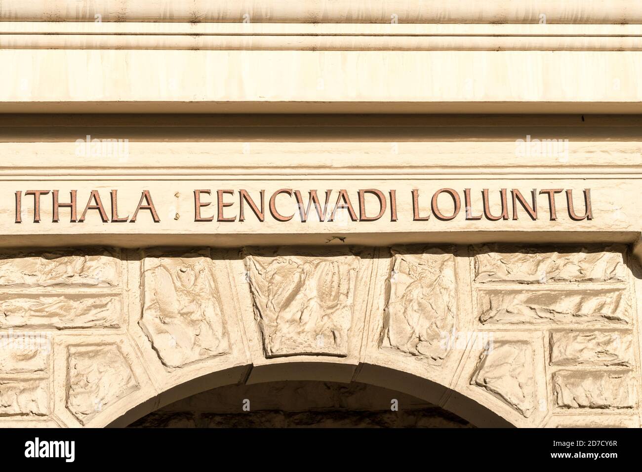 Testo in lingua isiXhosa e parole su una facciata di a. Costruire significa biblioteca pubblica biblioteche in Sud Africa Foto Stock
