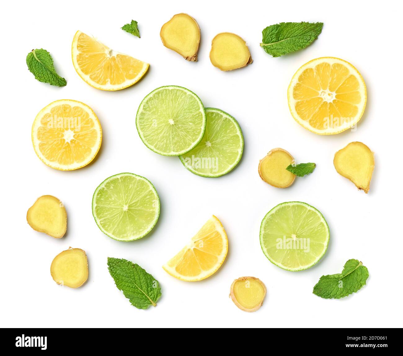 lime, zenzero e fette di limone isolate su sfondo bianco, vista dall'alto Foto Stock