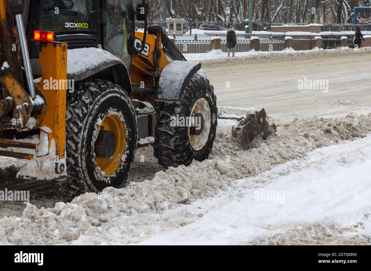 San Pietroburgo, Russia - 06 febbraio 2018: Il trattore libera la strada della neve in una giornata invernale cupa Foto Stock