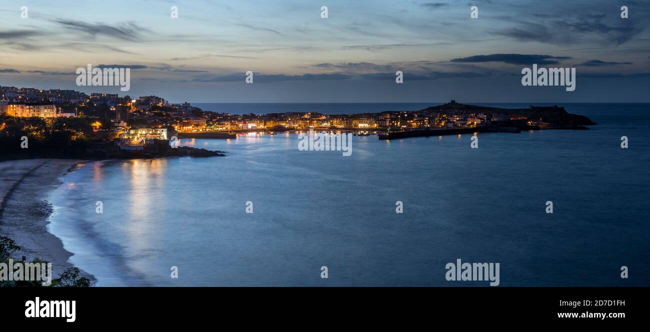 St. Ives; città di Dusk; Cornovaglia; Regno Unito Foto Stock