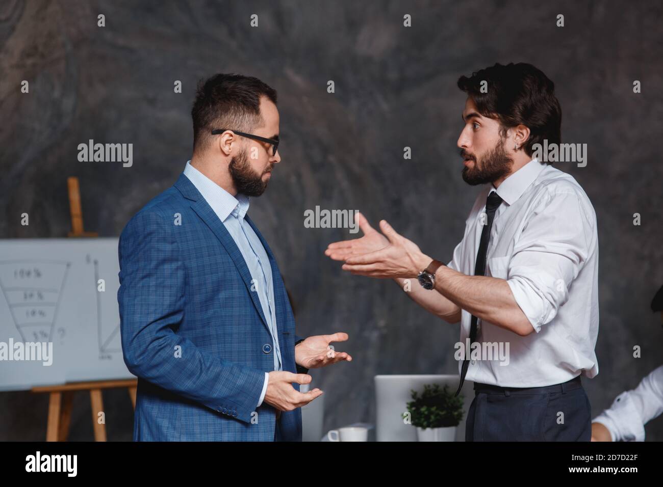 i colleghi caucasici hanno contestato il disaccordo sul lavoro accusandosi per errore, diversi colleghi che discutono di progetto, avendo conflitti Foto Stock