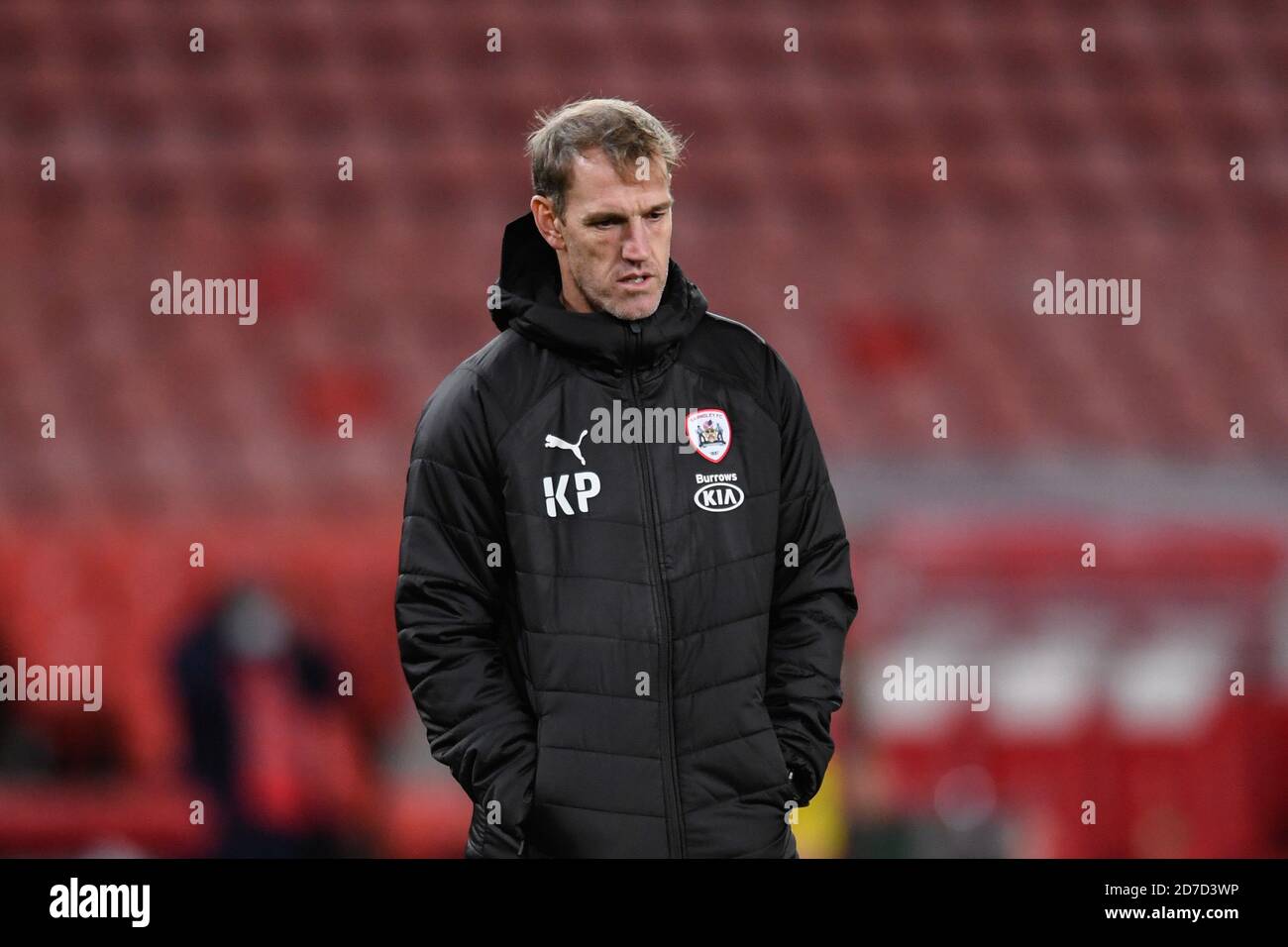 Kevin Pilkington portiere allenatore di Barnsley guarda il riscaldamento Foto Stock