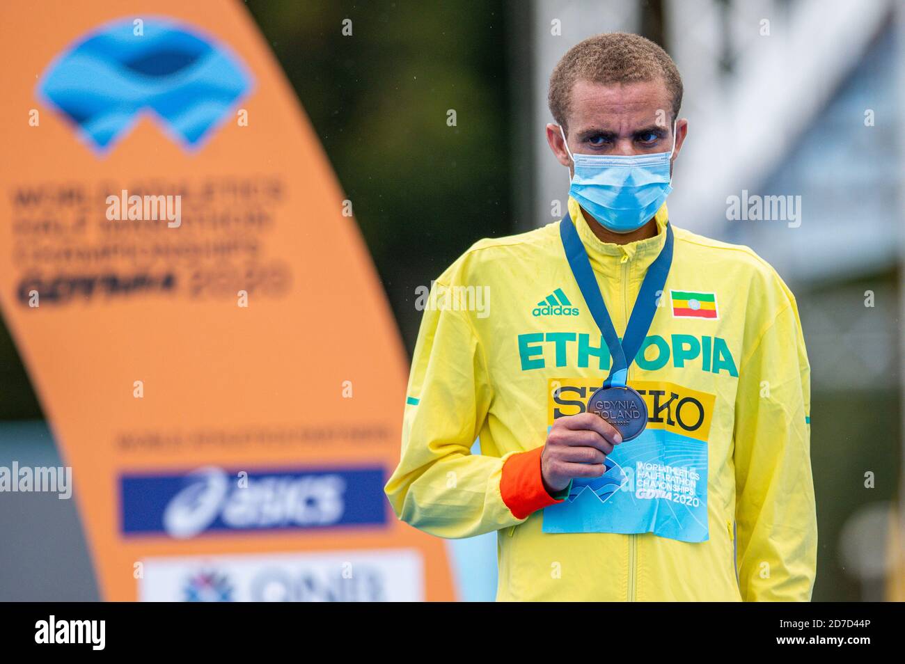 Amedework Walelegn dell'Etiopia con una medaglia di bronzo sul podio dei Campionati Mondiali di Mezza Maratona IAAF 2020 a Gdynia. Foto Stock