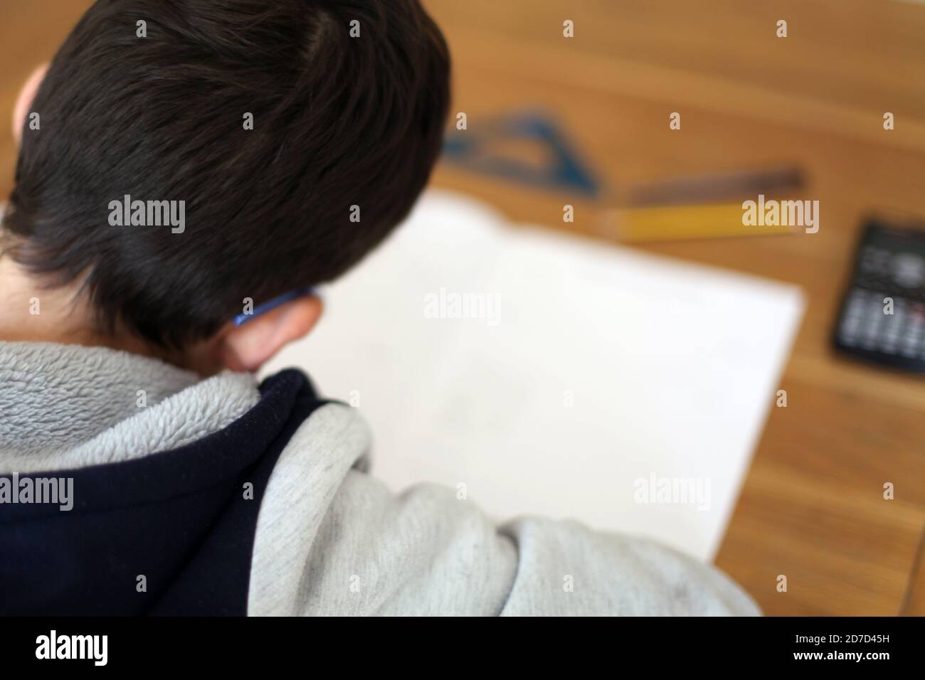 Anno 9 età 13 bambini apprendimento a casa facendo KS3 Valutazione matematica a casa durante Covid-19 lock down, Regno Unito, ottobre 2020 Foto Stock