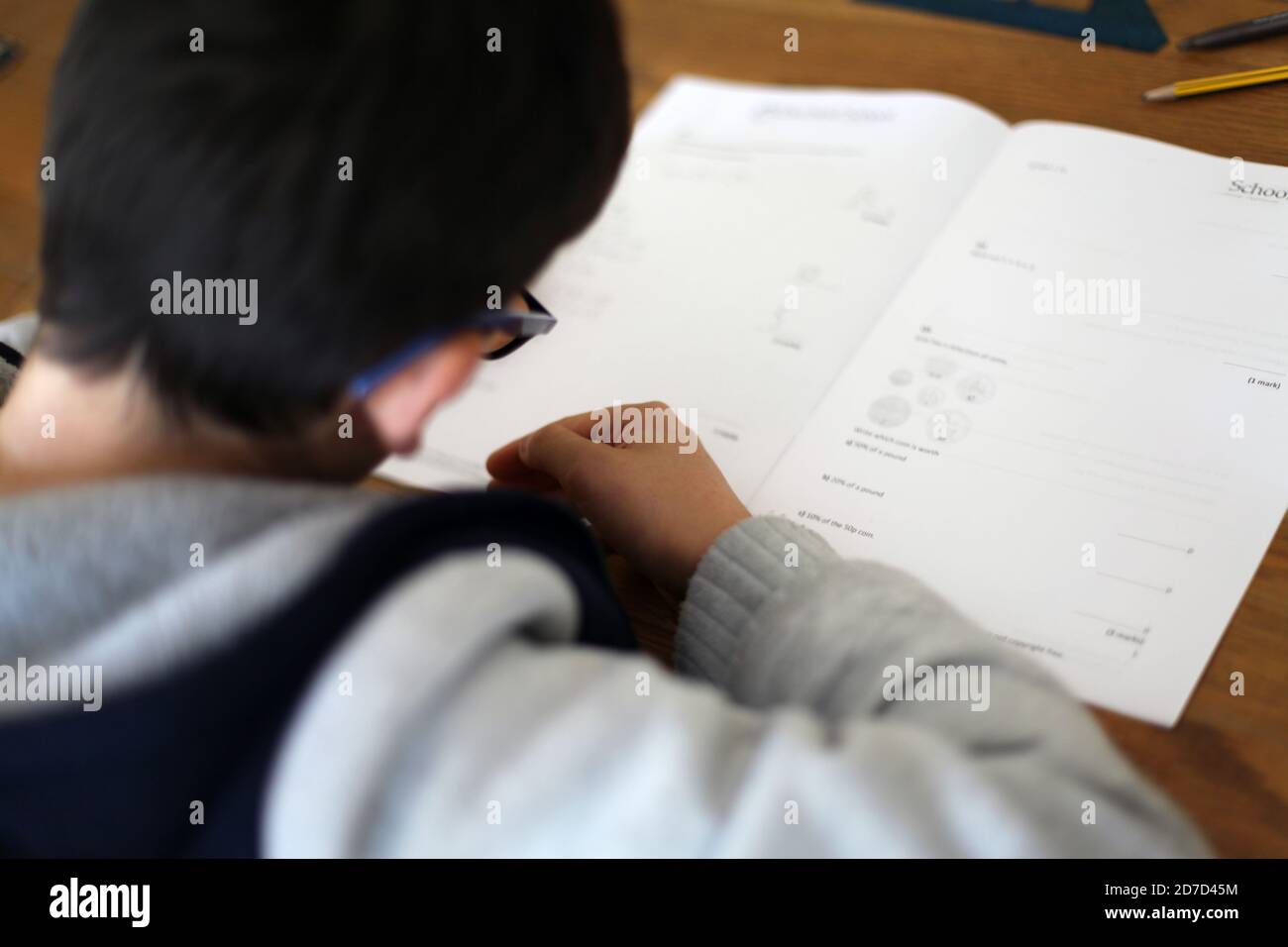 Anno 9 età 13 bambini apprendimento a casa facendo KS3 Valutazione matematica a casa durante Covid-19 lock down, Regno Unito, ottobre 2020 Foto Stock