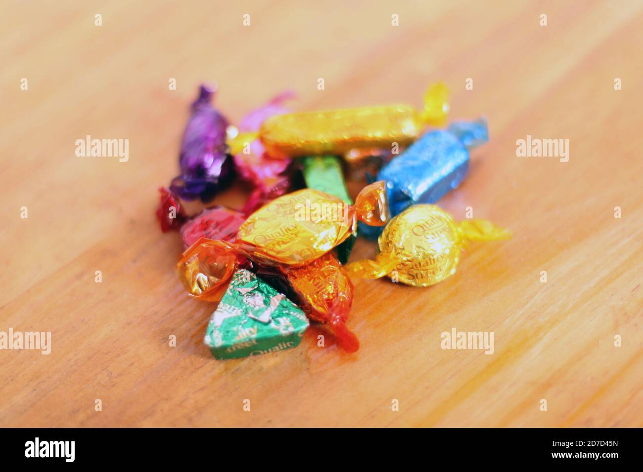 Pila di caramelle di qualità Street e dolci al cioccolato in involucri, primo piano Foto Stock