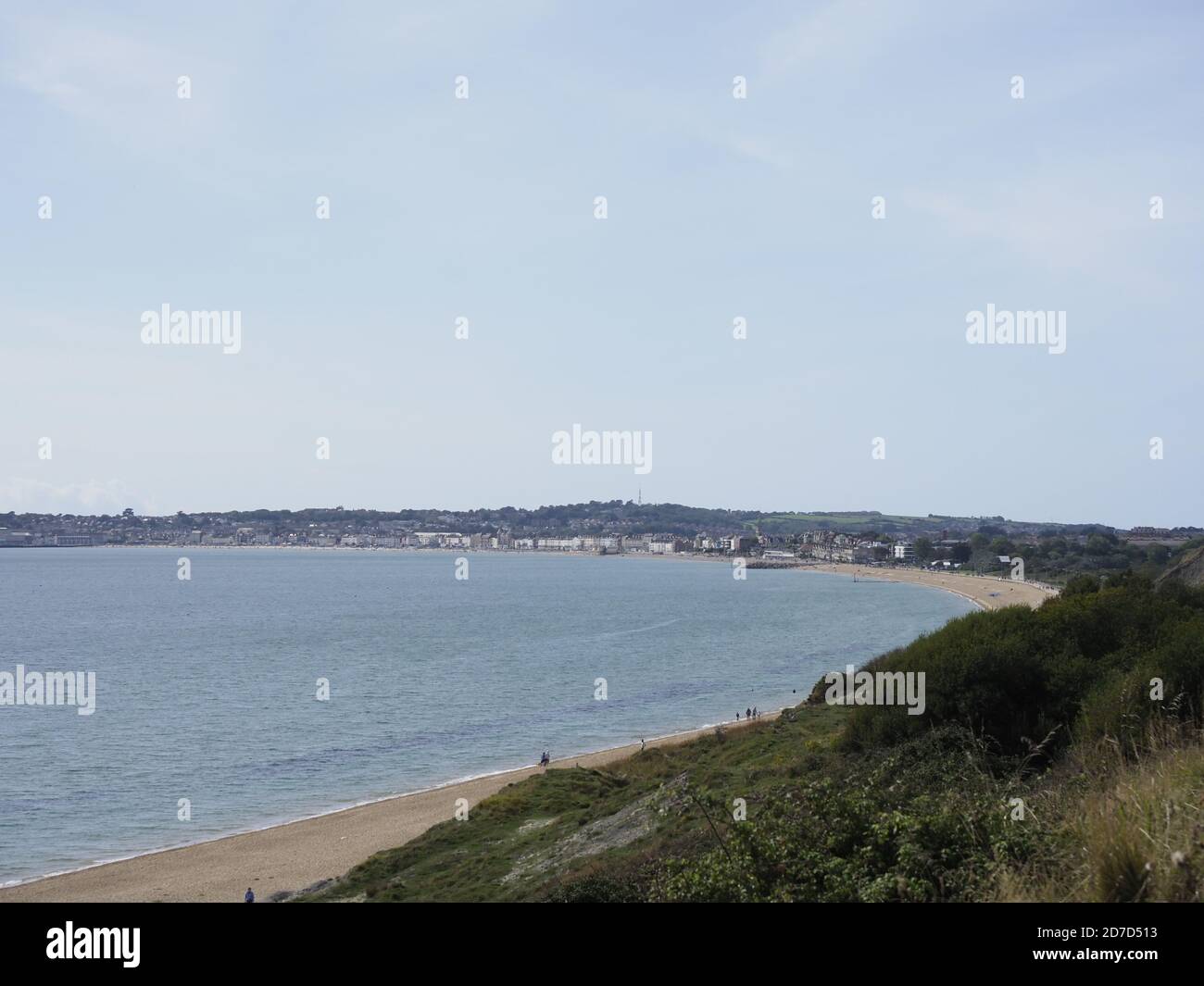 Una vista della baia di Weymouth a Dorset, Inghilterra, che mostra il mare e la sabbia Foto Stock